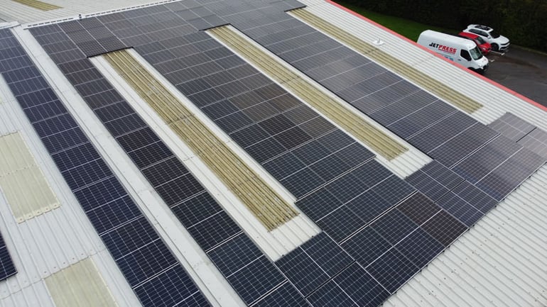 JET PRESS wird mit der Installation neuer Solarmodule umweltfreundlich